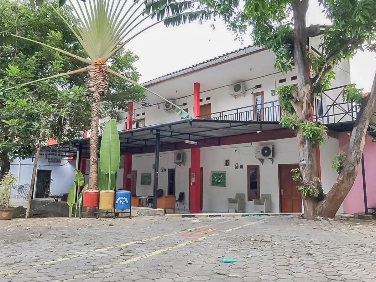 Rumah Panggung Guest House Syariah Mitra Reddoorz Cirebon Extérieur photo
